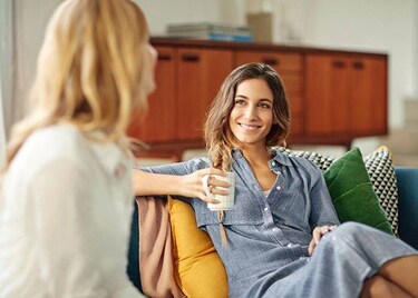 twee vrouwen in de zetel