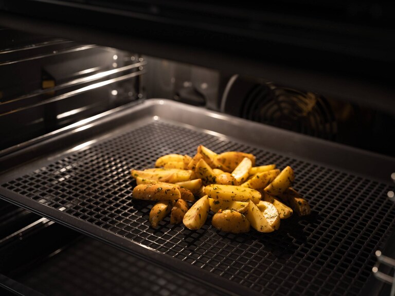 Zanussi ovens met AirFry bakplaat